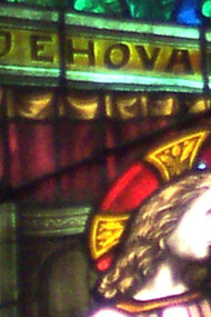 O nome e a imagem de Jehovah (Jeová) na Igreja Católica Romana Saint-Fiacre Dison, Bélgica

