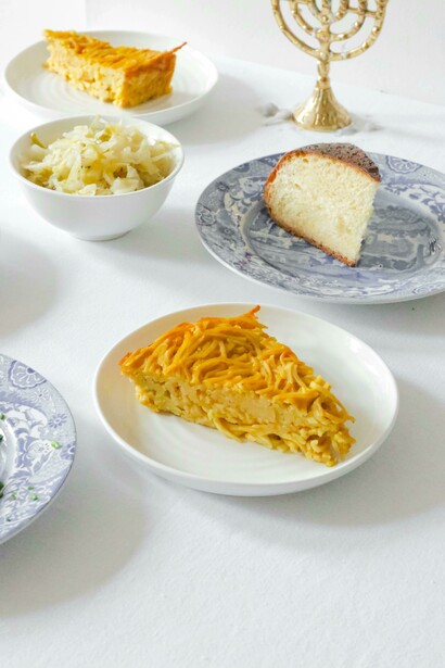 Tortas e pães em pratos de cerâmica