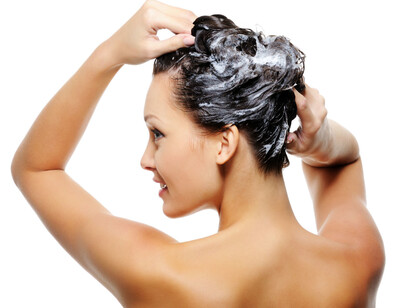 Una mujer lavándose el cabello