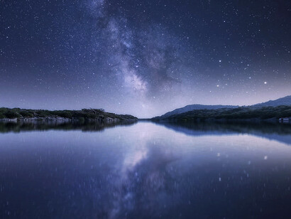 Divago, mientras camino junto a la playa, cubierta esta noche de estrellas, sobre mis apuntes de lo absorbido de libros, conversaciones, cursos, y soledades, en torno a la historia humana