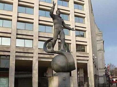 Yuri Gagarin murió en el intento de dominar aquel aire que había sido su verdadero hogar, víctima de su naturaleza indómita que le impedía aceptar una vida hecha solo de recuerdos y medallas. Estatua de Yuri Gagarin en Spring Gardens, Londres, Inglaterra