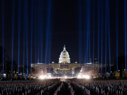 Campo de banderas en el National Mall, que representa a las personas que no pudieron acudir a la ceremonia de investidura de Joe Biden