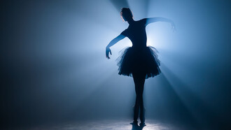 Ballerina. Una missione umanitaria lanciata dalla presidente onoraria di Ravenna Festival, Cristina Mazzavillani Muti, ha permesso di salvare una sessantina tra artiste, artisti e tecnici, dipendenti del Teatro dell'Opera di Kiev