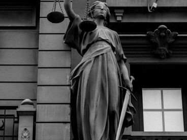 Él se ocupa muy poco de los problemas de la ética y de la política porque su referente fundamental es la pregunta ontológica, no ya metafísica en tanto que dualista
