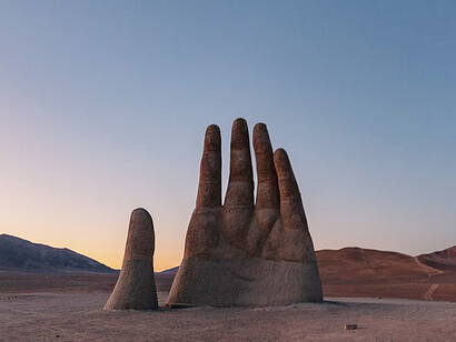 Felizmente, pocos políticos son héroes. Fotografía panorámica de la colosal escultura La Mano del Desierto de Mario Irarrázabal Covarrubias (Santiago, 26 de noviembre de 1940) Desierto de Atacama, Chile