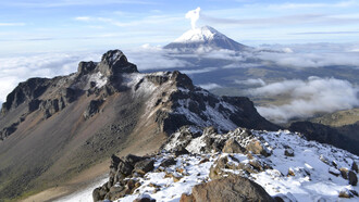 Vista de los volcanes Iztaccíhuatl y Popocatépetl, México 
