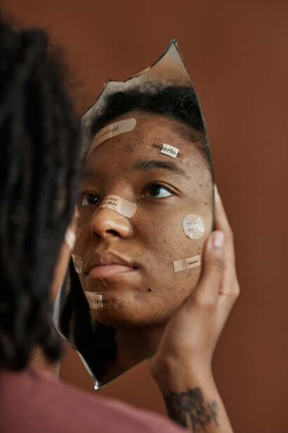 Entenda os impactos psicológicos de se ver constantemente em espelhos e câmeras e como isso pode distorcer nossa verdadeira personalidade e percepção de nós mesmos