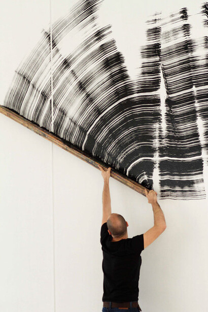 Ferran Gisbert wields a handmade paintbrush corresponding to his own hight. Photo: Kike Sempere
