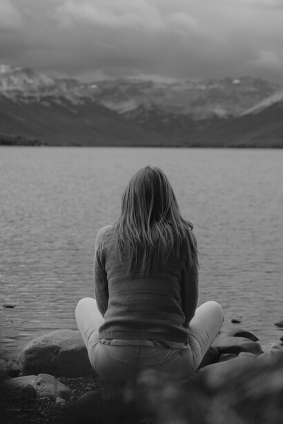 Face à l’horizon silencieux du lac, sa solitude se mue en brasier intérieur, forgeant l’élan de sa métamorphose