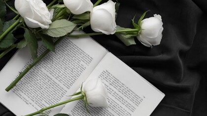 La morte improvvisa lascia una scia di domande senza risposte, trasformando il silenzio in un peso difficile da sopportare  