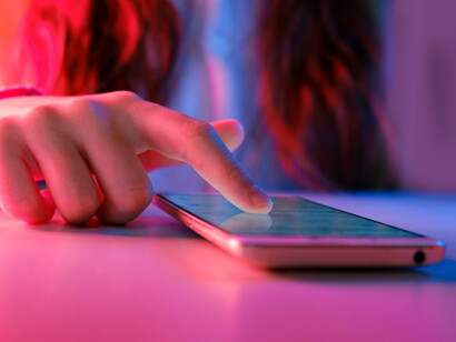 Acercamiento a una persona que utiliza su teléfono móvil. Desde hace varios años se ha venido mostrando y demostrando, mediante análisis de contenido cualitativos y cuantitativos, cómo funcionan en realidad los medios electrónicos en México