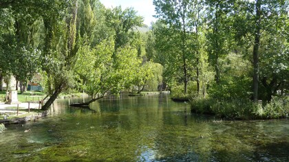 Clitunno. Tempi d’autunno: cadono le foglie, l’aria si rinfresca, ma qualche scorcio d’estate accompagnato da un piacevole tepore 