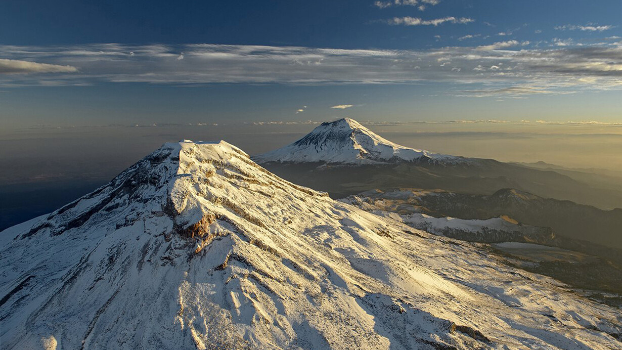 Vista aérea del los volcanes Popocatépetl e Iztaccíhuatl 
