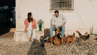 Dánae Marín, fundadora de Can Betelgeuse Studio, en la entrada de su taller en Manises, Valencia (España)