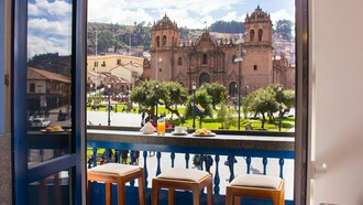 Vista a la Plaza de Armas desde el Plaza Café. Explorar las cafeterías de Cusco es una forma deliciosa y acogedora de conocer la ciudad desde otro ángulo, entre aromas reconfortantes y gestos humanos que dejan huella