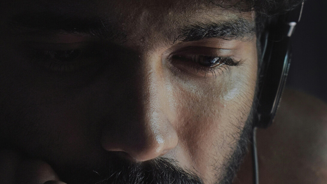 Ao acordar, ele enfrenta a batalha diária entre o trabalho e a identidade, mergulhando em uma rotina sufocante que questiona seu propósito. Suas reflexões revelam o impacto profundo da pressão social e da monotonia cotidiana