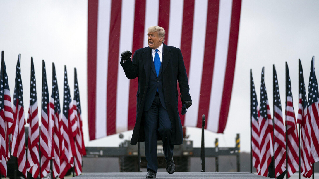 Donald Trump llega al Aeropuerto Internacional de la Región Capital para un mitin de campaña, el 27 de octubre de 2020 en Lansing, Michigan