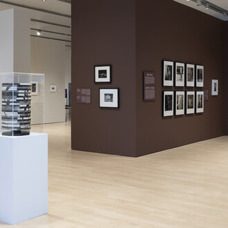 Varios artistas, Memoria muscular: la lente enfocada en el cuerpo, vista de exhibición. Cortesía del Phoenix Art Museum