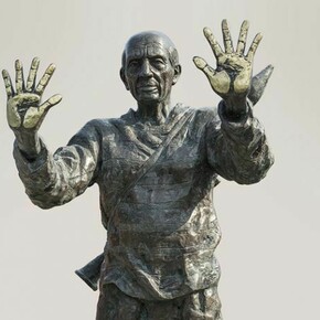 Ahmed Al Bahrani, Detail of “Untitled” 2013, Bronze, H. 118 1/8 in.  H. 300 cm