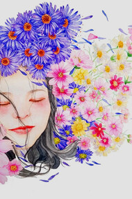 Sulla soglia della grande porta una figura di donna, ieratica e luminosa, coperta da un ampio mantello color amaranto tenuto dalle sue braccia come per accogliere e proteggere: un’immagine antica, evocativa e potente, con uno sguardo compassionevole