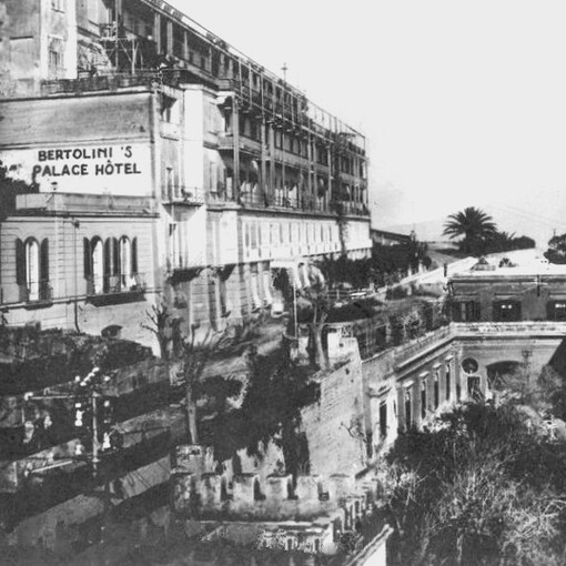 Bertolini Palace Hotel, attualmente ex albergo Bertolini, fu iniziato nel 1892 da Lamont Young che avviò la fabbrica allo scopo di trarne un profitto economico, che tuttavia non riuscì ad ottenere, in quanto, nel corso della costruzione, fu cambiata la destinazione d'uso, da edificio per abitazioni ad albergo. Napoli, Italia
