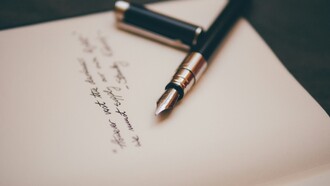 Un foglio ripiegato scivolò dal giubbotto del ragazzo, portando con sé un messaggio di amore e speranza nascosto tra le righe