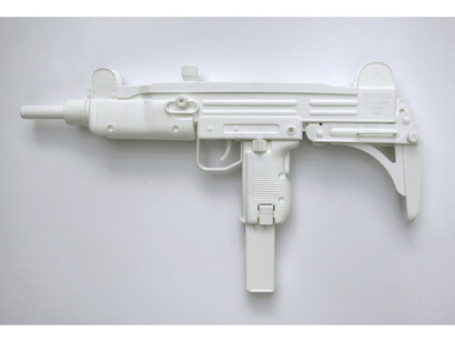 Joanna Rajkowska, Uzi
submachine
gun,
2014,
life-size
cast,
powdered
analgesic,
polyurethane
resin © Joanna Rajkowska. Courtesy ŻAK | BRANICKA & l’étrangère