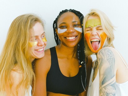 Amigas juntas e felizes