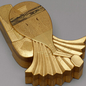 Box in the Shape of Musical Instruments, Japanese, Edo period, late 17th–mid-18th century, lacquer. Musée national des Châteaux de Versailles et de Trianon. Photo: Thierry Ollivier. © RMN–Grand Palais/ Art Resource, NY