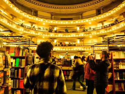 Gente recorriendo los estantes de la librería El Ateneo, Buenos Aires, Argentina