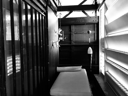 Tiny house de Jean Prouvé, Parc National des Calanques, Marseille. Les ateliers Jean Prouvé se lancent alors dans un programme de fabrication de maisons légères et brevetées avec le système de construction « à portiques »