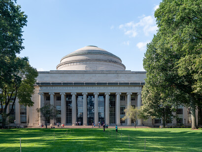 Conviene mantener la esperanza, pero preparándose para lo peor...  El MIT se destaca en la enseñanza y la investigación en el campo de la economía, EE.UU.