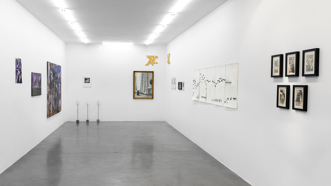 Varios artistas, Hay un pájaro azul en mi corazón, vista de exhibición. Cortesía de Galería Hache. Foto por Ignacio Iasparra