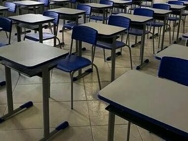 Sala de aula vazia. Família e escola são parceiras fundamentais na elaboração de políticas públicas para a formação das futuras gerações e, se os professores não são valorizados, acabam se desmotivando para assumirem sua nobre função.

