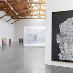 Gala Porras-Kim, Espacios del futuro replican los del pasado, vista de exhibición. Cortesía de kurimanzutto