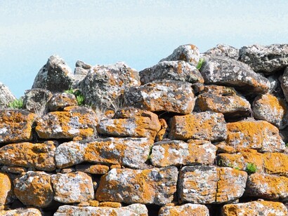 Questo sito archeologico, risalente al II millennio a.C., rappresenta un'importante testimonianza della civiltà nuragica e offre ai visitatori un viaggio affascinante nella storia dell'isola. Nuraghe Arrubiu, Orroli, Sardegna