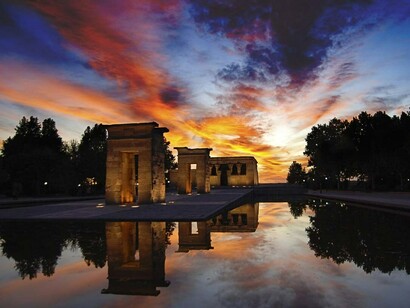 Madrid. El templo de Debod bajo las nubes amarillentas del atardecer
