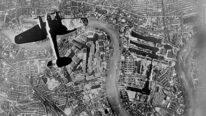 Heinkel He 111 Bomber über den Surrey Commercial Docks in Südlondon und Wapping und der Isle of Dogs im East End von London am 7. September 1940