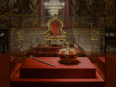 El boato desproporcionado caricaturizaba lo que era humano, pese a los empeños y la propaganda; lo que era antidemocrático, pese a las máscaras y los pactos de las élites