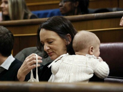 LA diputada de Podemos Carolina Bescansa con su bebé en el Congreso de los Diputados