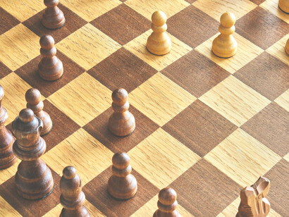 El ajedrez se inicia en la dualidad y busca la unidad. Ésta se simboliza en múltiples oposiciones