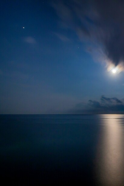 La riserva, che comprende sia aree marine che terrestri, è un paradiso per gli amanti della natura, con acque cristalline, dune sabbiose e uliveti secolari, Puglia
