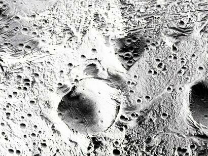 Terreno lunare, ricostruzione con l'ausilio dell'inteliggenza artificiale. Il suolo lunare contiene metalli preziosi e minerali che potrebbero ridurre la dipendenza dalle risorse terrestri