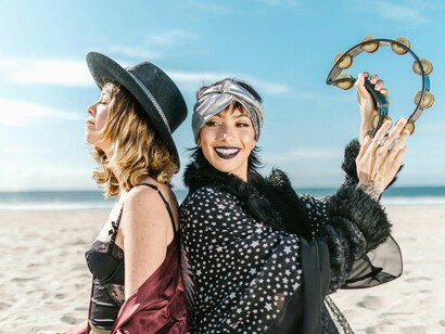 Entre instrumentos, acessórios e o cenário praiano, o visual descontraído e expressivo reforça como a moda em festivais vai além do conforto e se torna parte da própria diversão