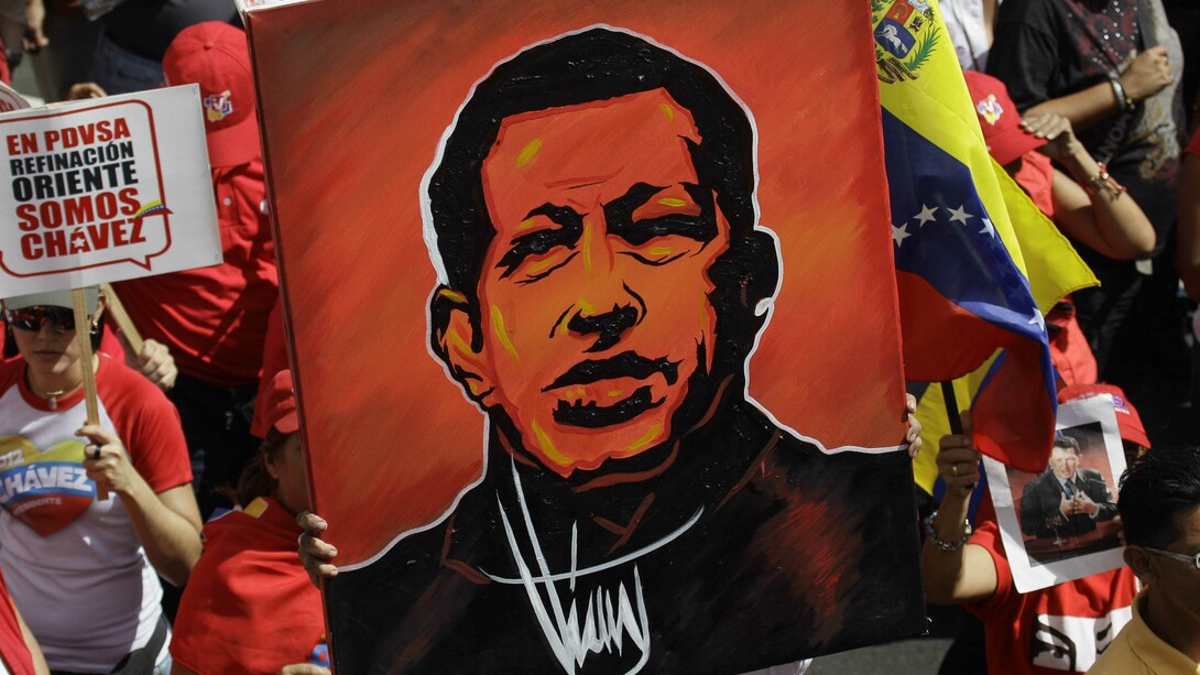 Seguidores de Chávez portan un retrato del dirigente muerto en 2013