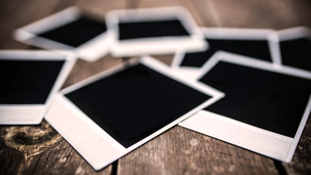 Debajo de la silla del escritorio, encontré la polaroid de Esperanza