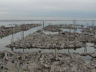 La salinidad extrema del agua aceleró la destrucción de las construcciones, dejando al pueblo bajo más de diez metros de agua durante años