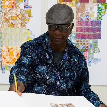 El Anatsui in una foto pubblicata sul suo account Instagram @elanatsui.art. È un artista ghanese celebre per le sue monumentali opere tessili realizzate con materiali di recupero, che esplorano temi legati alla memoria, alla tradizione e all'identità africana
