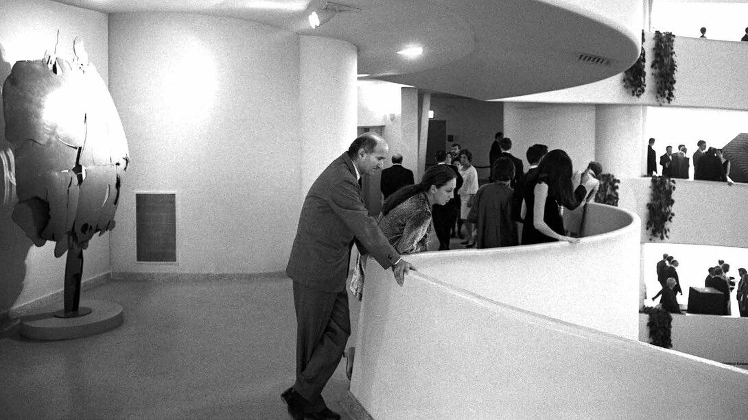 Pietro Consagra with Ferro trasparente turchese I, 1966 (today in the collection of Hirshhorn Museum and Sculpture Garden), at the opening of the exhibition Guggenheim International Exhibition 1967. Sculpture from Twenty Nations, The Solomon R. Guggenheim Museum, New York, 20 October 1967. (Photo Ugo Mulas © Ugo Mulas Heirs. All rights reserved).