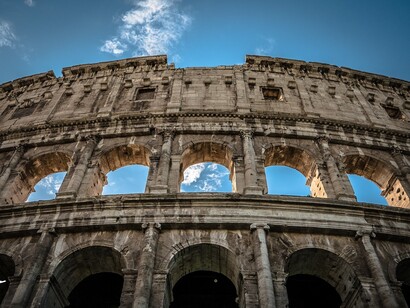 Colosseo, Roma, Italia. Una bella scena del film, poi, ci mostra Massimo mentre combatte contro due tigri, cosa che nell’antica Roma sarebbe stata impossibile a vedersi: affrontare le bestie feroci era infatti compito dei "venatores", ovvero dei cacciatori, che proprio per questa loro specialità seguivano anche un diverso tipo di allenamento
